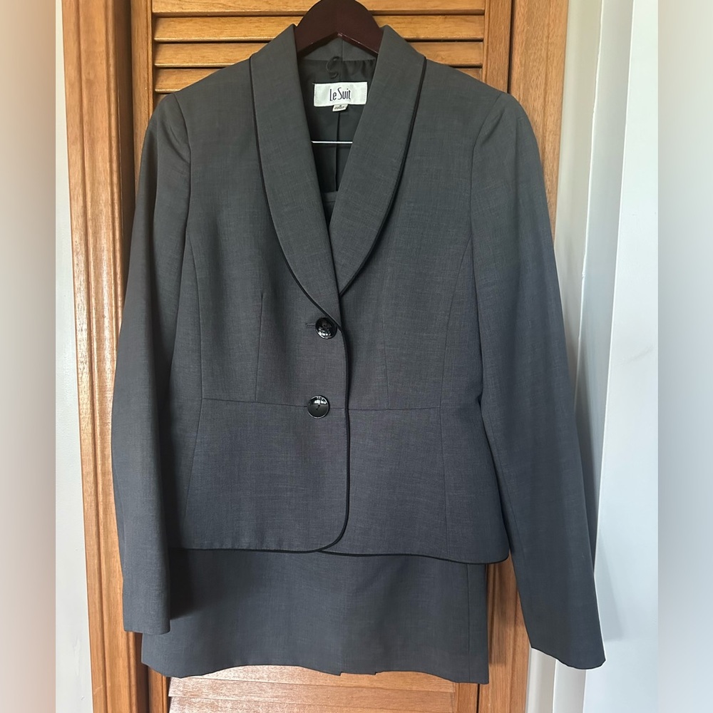 Le Suit Women's charcoal suit (with skirt)